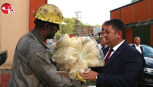 Madenci, sendikasını çiçeklerle karşıladı