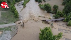 Köyü merkeze bağlayan köprü çöktü