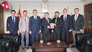 “Antik Çağdan Cumhuriyete Bir Kentin Tarihi” kitabını Rektör Özölçere takdim ettiler