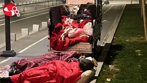 Evlerine giremeyen vatandaşlar sokaklarda sabahladı