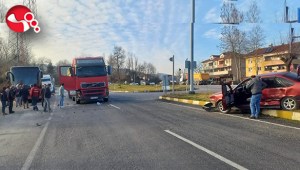 İş Kamyonuyla Otomobil çarpıştı