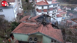 Evin çatısından çıkan duman korkuttu