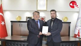 Dr. Gümüş, yeni kitabını Rektör Özölçere takdim etti