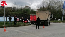 - İki kamyon kavşakta çarpıştı Fotoğraflı Gülcan Çolak ZONGULDAK İHA - Zonguldakın Çaycuma ilçesi Saltukova beldesi çevre yolu