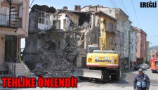 TEHLİKE ARZ EDEN BİNA BELEDİYE EKİPLERİNCE YIKILDI