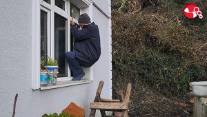 Evlerine pencereden girip çıkıyorlar