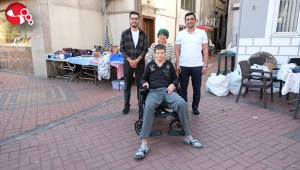 Cam kemik hastası genç, akülü sandalyesine kavuştu