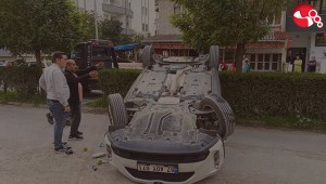 Park halindeki araca çarptı, ters döndü