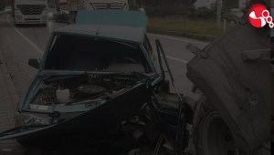 Tır, otomobile çarptı
