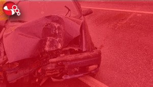 Elektrik direğine çarptı