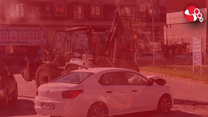 İş makinesiyle otomobil çarpıştı