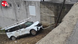 Yoldan çıkan otomobil tarlaya girdi