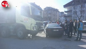 Kamyon otomobili sürükledi…
