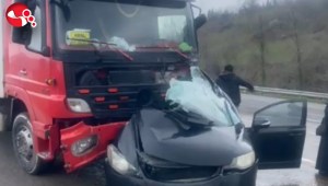 Aracıyla kamyona çarpan polis sürücü ağır yaralandı