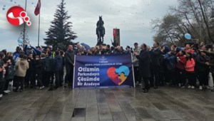 Otizm farkındalığı için balon uçurdular