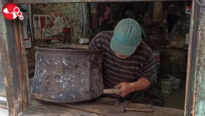 Kalay  zanaatın son temsilcisi yarım asırdır bu mesleği yapıyor