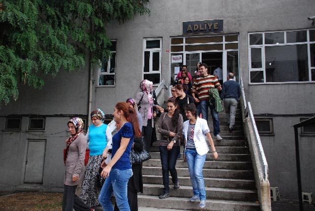 KADINLAR ADLİYE KAPISINDA...