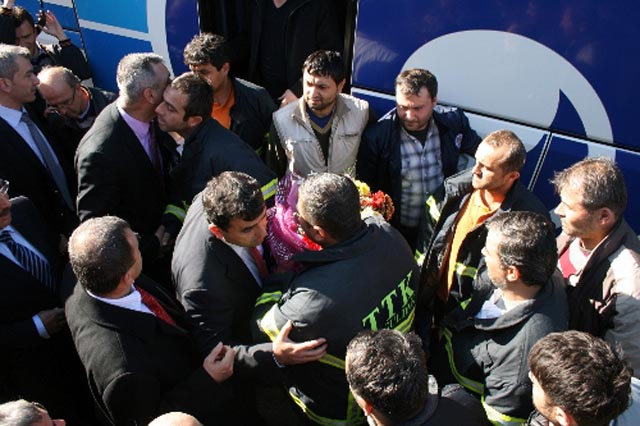 KAHRAMANLAR ÇİÇEKLERLE KARŞILANDI...