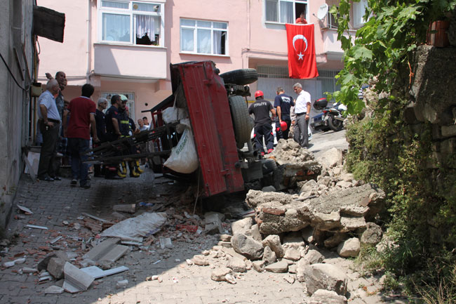 FRENİ PATLAYAN KAMYONET KAZASI UCUZ ATLATILDI..