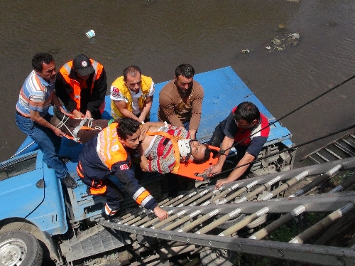 KAMYONET DEREYE UÇTU: 2 YARALI..
