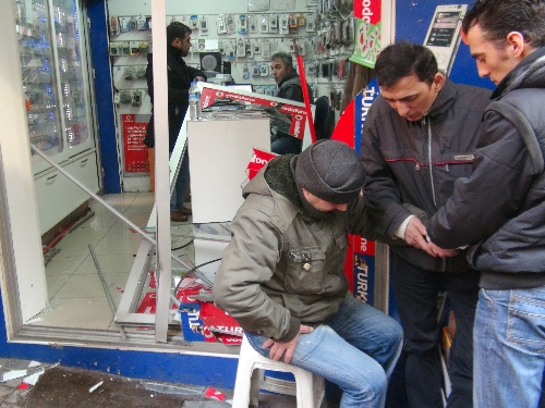 KAMYONETİN ÇARPTIĞI TAKSİ İŞ YERİNE GİRDİ: 1 YARALI..