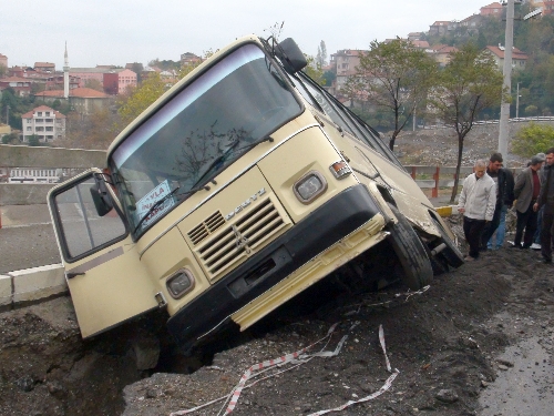 KANALİZASYON ÇUKURUNA DÜŞTÜ...