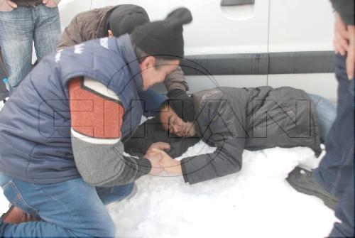 KAPAK YOLDA YÜRÜYEN YAYAYA ÇARPTI..