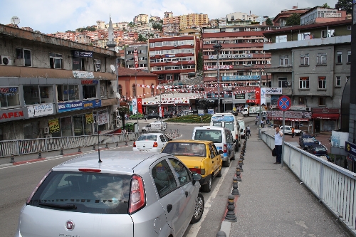 KAPATILAN 63 YILLIK KÖPRÜYE HALA ARAÇ PARK EDİLİYOR..