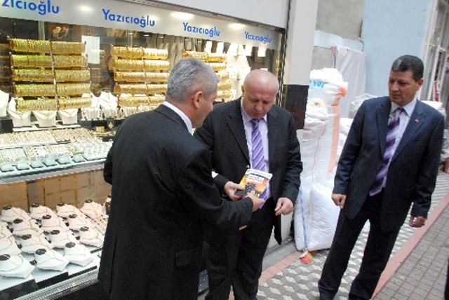 KAPI KAPI BROŞÜR DAĞITTI...