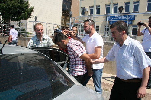 KAPKAÇ ZANLISINI ÜSTÜNDEKİ ELBİSESİ YAKALATTI..