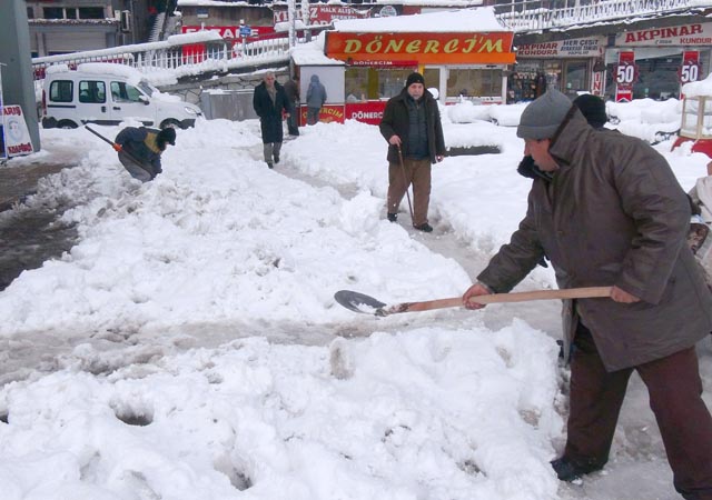 KAR KALINLIĞI 1 METREYİ BULDU...