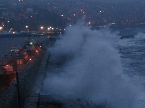 KARADENİZDE DEV DALGALAR OLUŞTU..