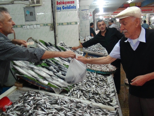BALIKÇILAR, VATANDAŞIN İLGİSİYLE MORAL BULDU..