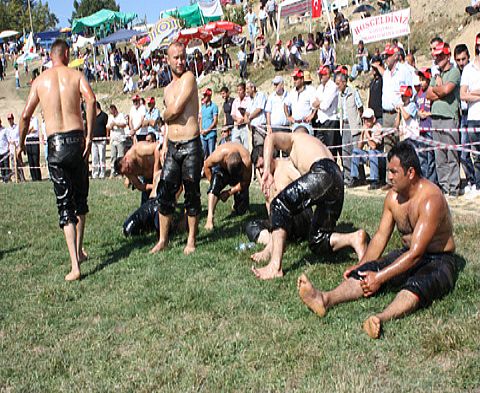 KARAKAVUZ YAĞLI GÜREŞLERİ İLGİ GÖRDÜ...