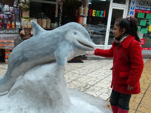 KARDAN YUNUS BALIĞI ÇOCUKLARIN İLGİ ODAĞI OLDU..