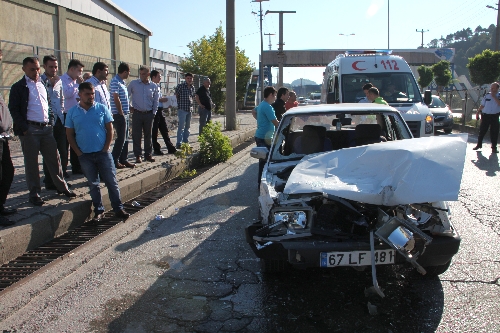 KARDEŞİNİ AMELİYATA GÖTÜRÜRKEN KAZA YAPTI: 3 YARALI..