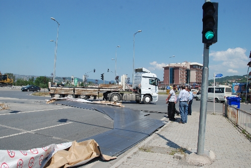 KAVŞAKTAN DÖNÜŞ YAPAN TIRIN YÜKÜ YOLA SAÇILDI..