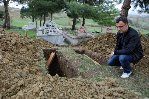 KAYIP YAKINLARI, GÖZYAŞLARI İÇİNDE MEZARLARI KAZDI..