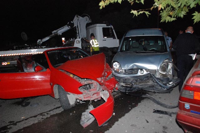 KAZA GEÇİREN BABASINA GİDERKEN KAZA YAPTI...