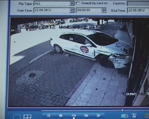 KAZA YAPAN ARAÇ İŞ YERİNE GİREREK DURABİLDİ..