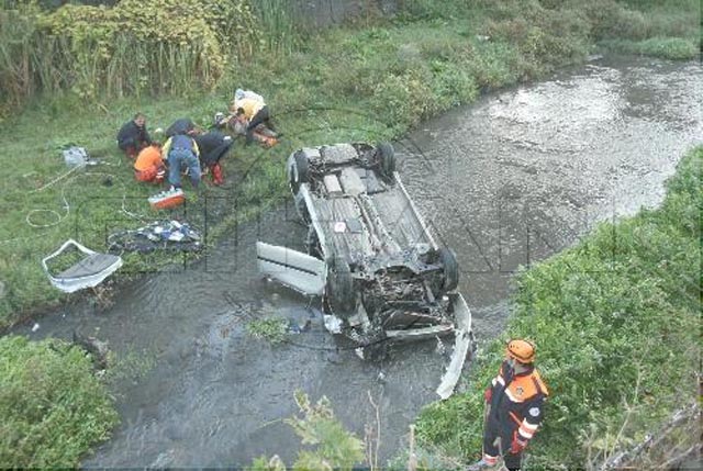 OTOMOBİL DEREYE UÇTU: 1 ÖLÜ 2, YARALI...