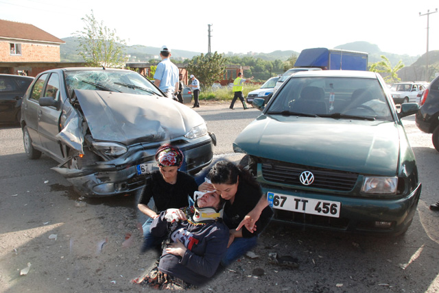 Kazada yaralanan hamile kadın erken doğuma alındı