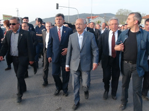 KILIÇDAROĞLU, ÇAYCUMADA ÇÖKEN KÖPRÜDE İNCELEME YAPTI..