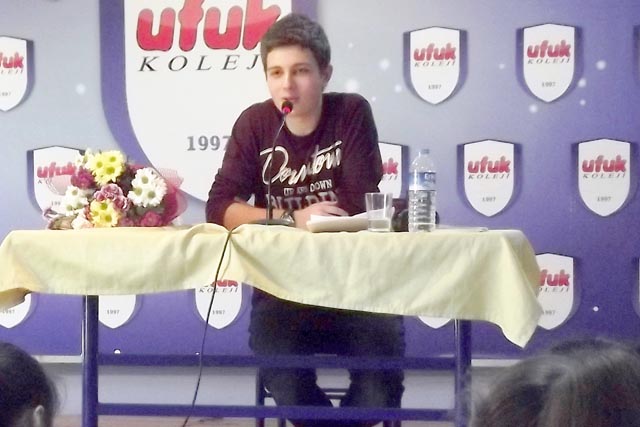 KİTABINI ESKİ OKULUNDA TANITTI...