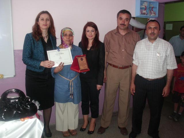 Kız Meslek Lisesi öğrencileri yılın annesini seçti