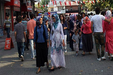 KIZLAR FINDIK TARLASINDA...