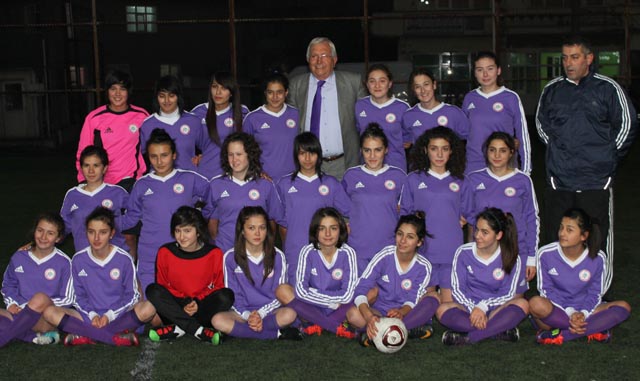 KIZLAR İÇİN ZOR MAÇ...