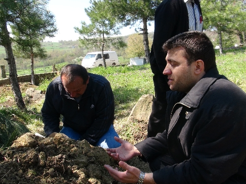 KOLEJ ÖĞRETMENİ ANNESİNİ TOPRAĞA VERDİ, BABASINI BEKLİYOR..