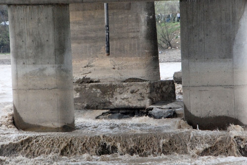 KÖPRÜDEKİ 2. ÇÖKMEYE RAĞMEN ÇALIŞMALAR SÜRÜYOR..