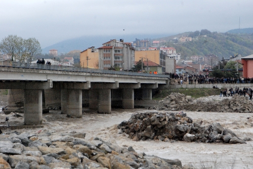 KÖPRÜNÜN KOPAN BLOKLARI KALDIRILIYOR..